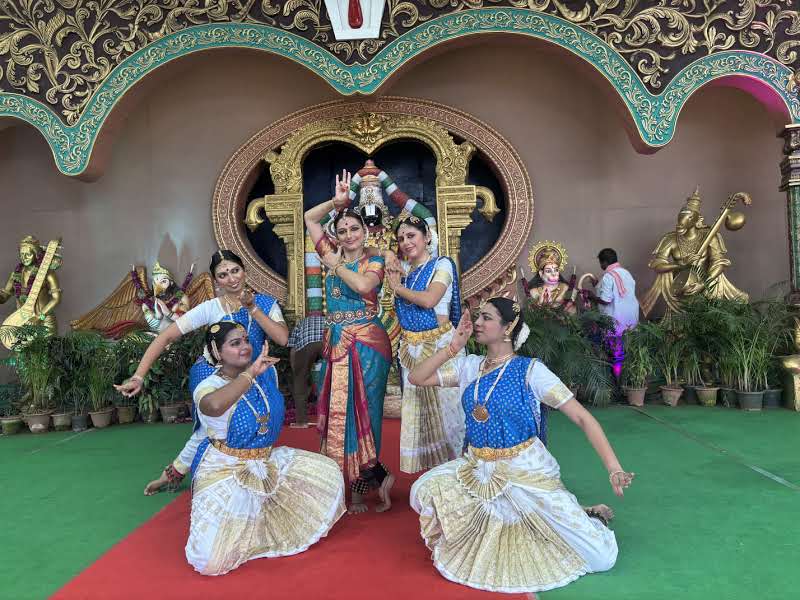 Bharatnatyam Exponent Apeksha Niranjan performed  'Naadniranjanam with the dancer from her institute, Nrityanjali