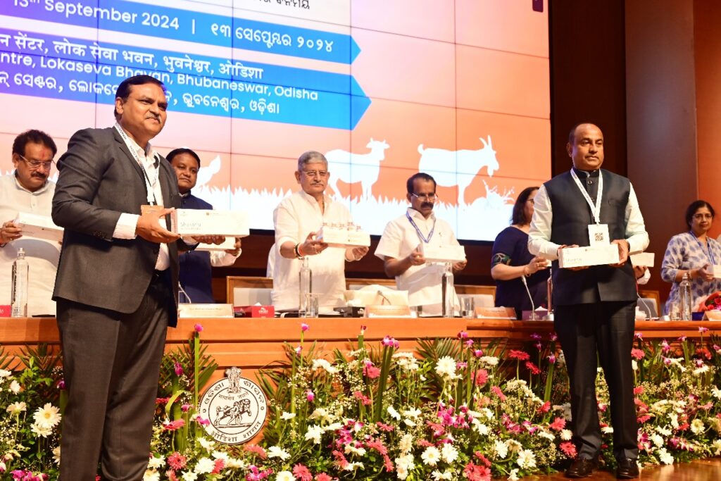 Dr Meenesh Shah, Chairman NDDB (left) and Dr K Anand Kumar, Managing Director, Indian Immunologicals (right) launch Indigenous In-vitro Fertilization Media for Embryo Transfer