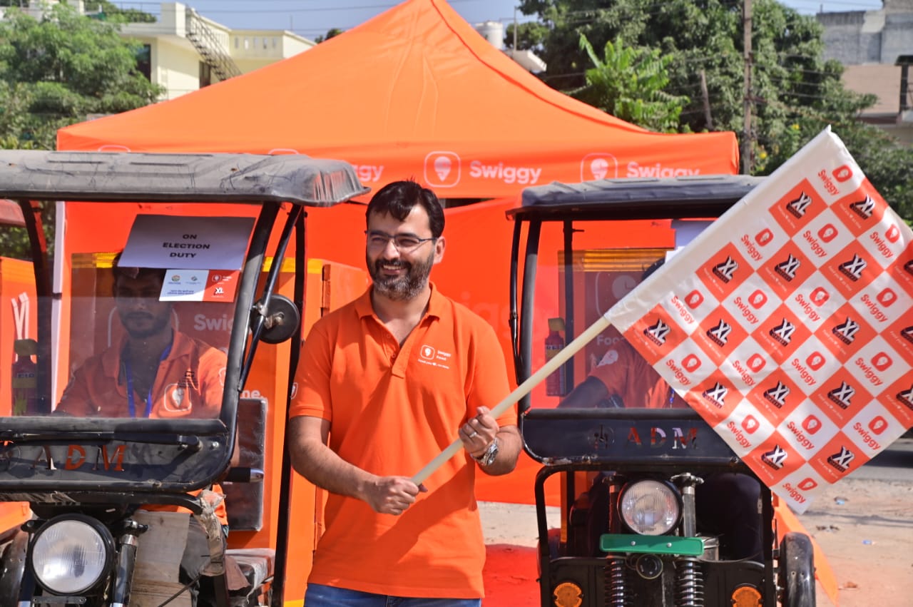 Siddharth Bhakoo, National Business Head of Swiggy Food Marketplace, launches the Swiggy XL EV fleet 